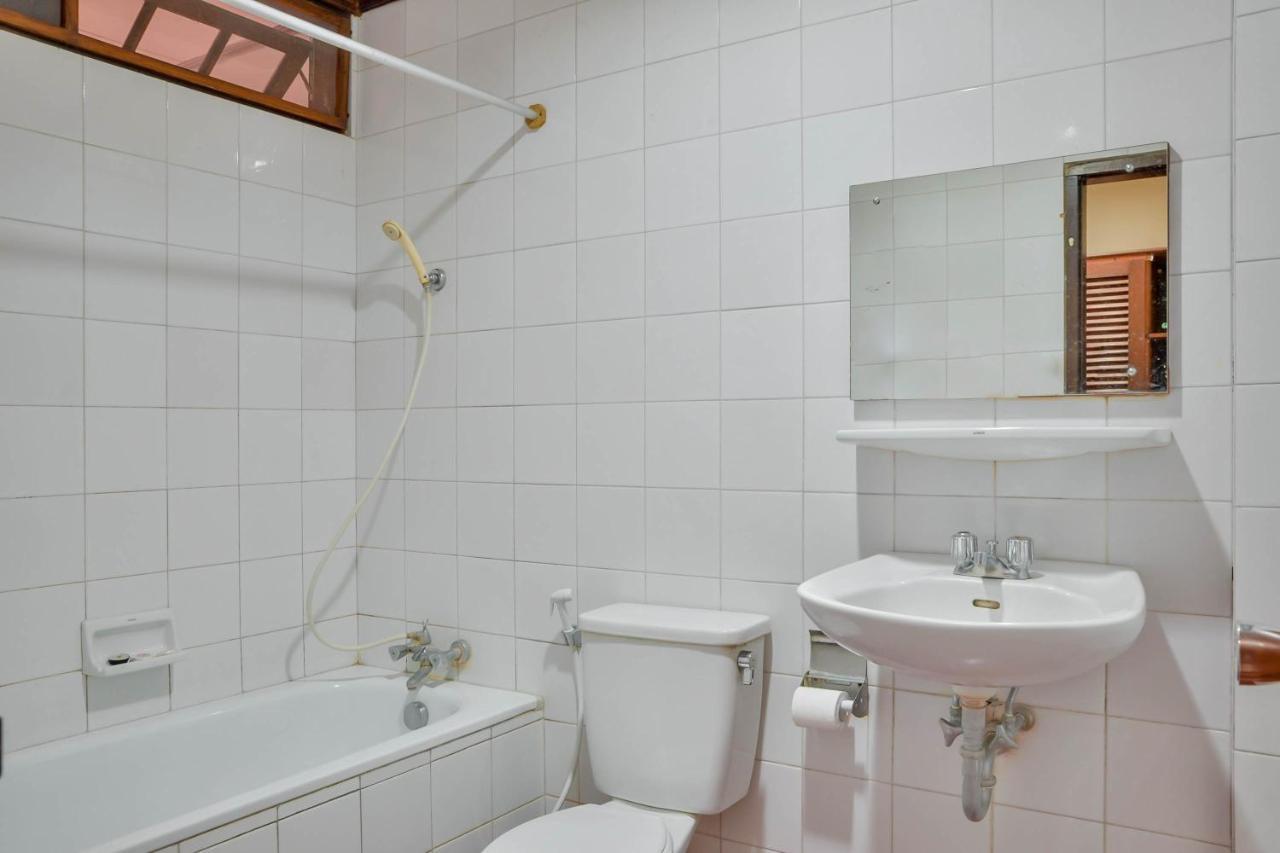 Silintong Hotel Ambarita Exteriör bild
